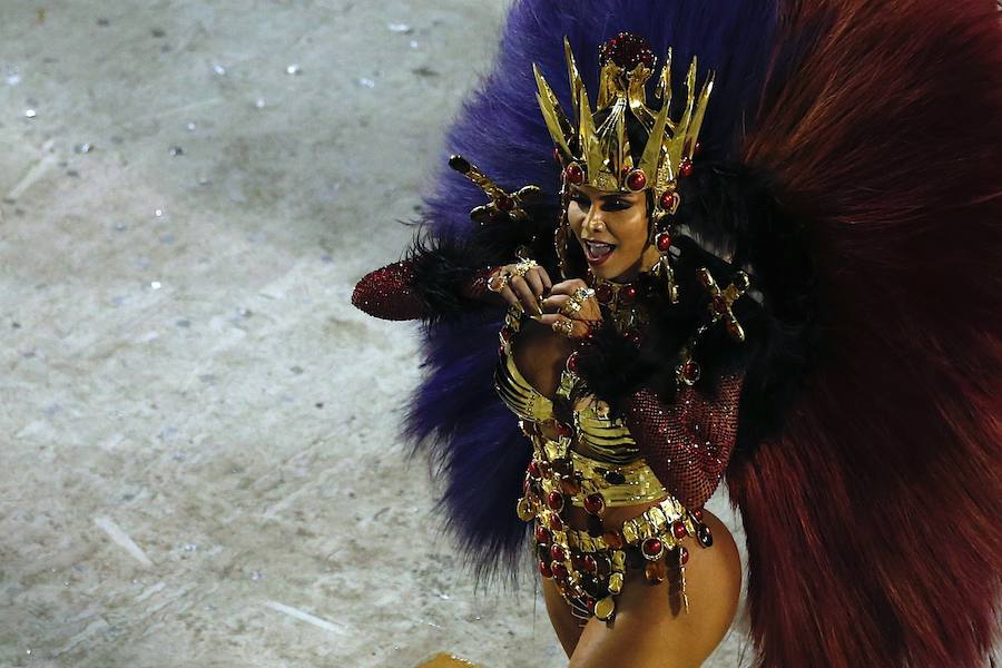 Mendigos bailarines, un navío pirata con agua fluyendo en cascada y hasta un motero encima de un carro alegórico: los desfiles del sambódromo, en Río de Janeiro, han dado la bienvenida a uno de los carnavales más importantes del mundo. Creatividad, sensualidad y exuberancia han sido las protagonistas de unos desfiles en los que se han realizado reclamos de igualdad y justicia, así como mensajes contra el lavado de dinero y la corrupción desbordada en el país suramericano.