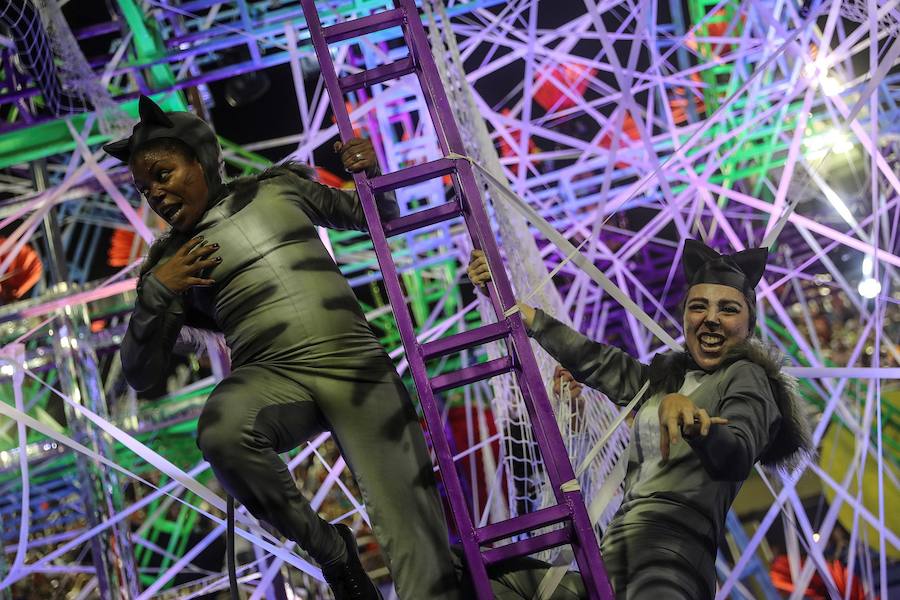 Mendigos bailarines, un navío pirata con agua fluyendo en cascada y hasta un motero encima de un carro alegórico: los desfiles del sambódromo, en Río de Janeiro, han dado la bienvenida a uno de los carnavales más importantes del mundo. Creatividad, sensualidad y exuberancia han sido las protagonistas de unos desfiles en los que se han realizado reclamos de igualdad y justicia, así como mensajes contra el lavado de dinero y la corrupción desbordada en el país suramericano.