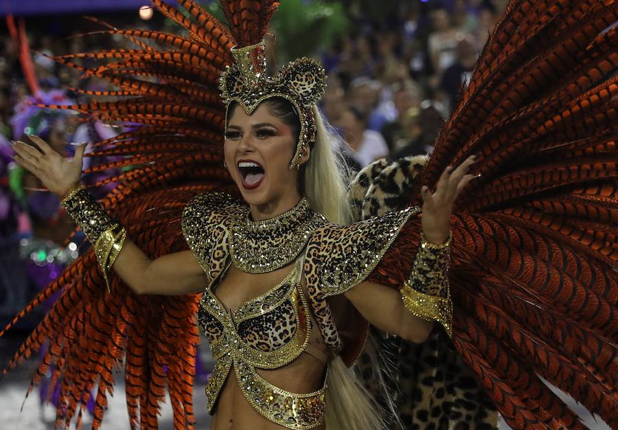 Mendigos bailarines, un navío pirata con agua fluyendo en cascada y hasta un motero encima de un carro alegórico: los desfiles del sambódromo, en Río de Janeiro, han dado la bienvenida a uno de los carnavales más importantes del mundo. Creatividad, sensualidad y exuberancia han sido las protagonistas de unos desfiles en los que se han realizado reclamos de igualdad y justicia, así como mensajes contra el lavado de dinero y la corrupción desbordada en el país suramericano.