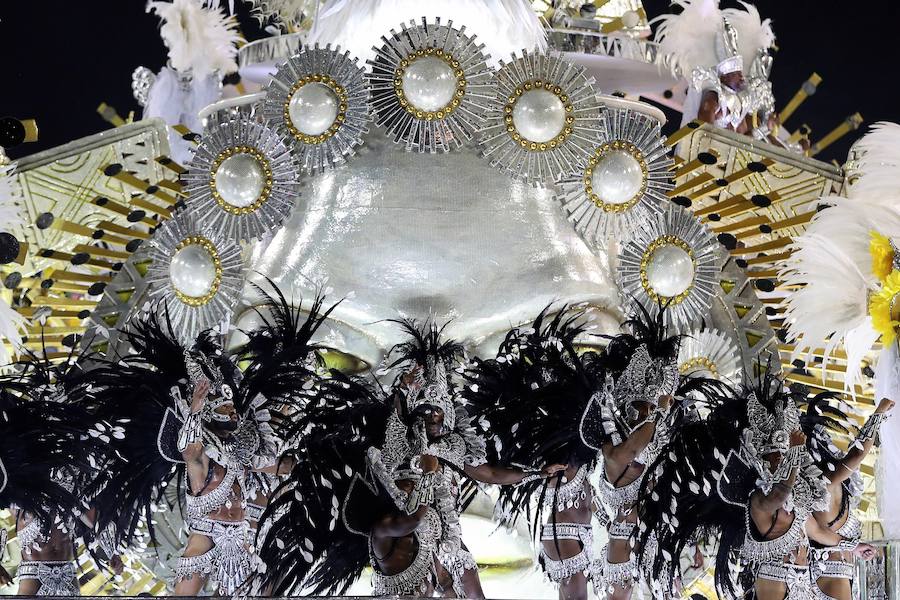Mendigos bailarines, un navío pirata con agua fluyendo en cascada y hasta un motero encima de un carro alegórico: los desfiles del sambódromo, en Río de Janeiro, han dado la bienvenida a uno de los carnavales más importantes del mundo. Creatividad, sensualidad y exuberancia han sido las protagonistas de unos desfiles en los que se han realizado reclamos de igualdad y justicia, así como mensajes contra el lavado de dinero y la corrupción desbordada en el país suramericano.