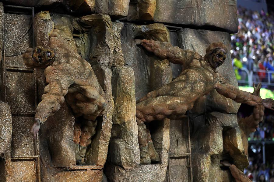 Mendigos bailarines, un navío pirata con agua fluyendo en cascada y hasta un motero encima de un carro alegórico: los desfiles del sambódromo, en Río de Janeiro, han dado la bienvenida a uno de los carnavales más importantes del mundo. Creatividad, sensualidad y exuberancia han sido las protagonistas de unos desfiles en los que se han realizado reclamos de igualdad y justicia, así como mensajes contra el lavado de dinero y la corrupción desbordada en el país suramericano.