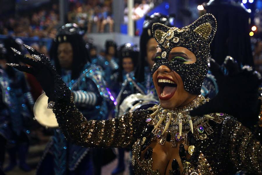 Mendigos bailarines, un navío pirata con agua fluyendo en cascada y hasta un motero encima de un carro alegórico: los desfiles del sambódromo, en Río de Janeiro, han dado la bienvenida a uno de los carnavales más importantes del mundo. Creatividad, sensualidad y exuberancia han sido las protagonistas de unos desfiles en los que se han realizado reclamos de igualdad y justicia, así como mensajes contra el lavado de dinero y la corrupción desbordada en el país suramericano.