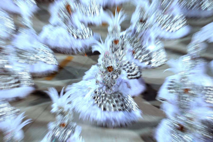 Mendigos bailarines, un navío pirata con agua fluyendo en cascada y hasta un motero encima de un carro alegórico: los desfiles del sambódromo, en Río de Janeiro, han dado la bienvenida a uno de los carnavales más importantes del mundo. Creatividad, sensualidad y exuberancia han sido las protagonistas de unos desfiles en los que se han realizado reclamos de igualdad y justicia, así como mensajes contra el lavado de dinero y la corrupción desbordada en el país suramericano.