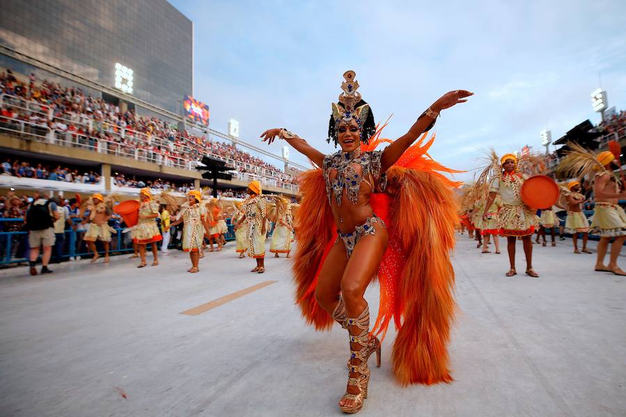 Mendigos bailarines, un navío pirata con agua fluyendo en cascada y hasta un motero encima de un carro alegórico: los desfiles del sambódromo, en Río de Janeiro, han dado la bienvenida a uno de los carnavales más importantes del mundo. Creatividad, sensualidad y exuberancia han sido las protagonistas de unos desfiles en los que se han realizado reclamos de igualdad y justicia, así como mensajes contra el lavado de dinero y la corrupción desbordada en el país suramericano.