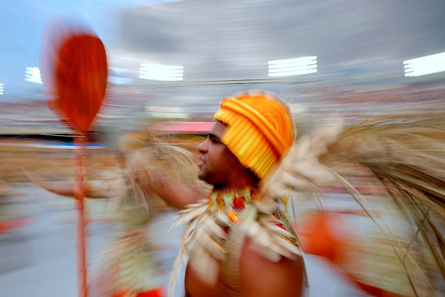 Mendigos bailarines, un navío pirata con agua fluyendo en cascada y hasta un motero encima de un carro alegórico: los desfiles del sambódromo, en Río de Janeiro, han dado la bienvenida a uno de los carnavales más importantes del mundo. Creatividad, sensualidad y exuberancia han sido las protagonistas de unos desfiles en los que se han realizado reclamos de igualdad y justicia, así como mensajes contra el lavado de dinero y la corrupción desbordada en el país suramericano.