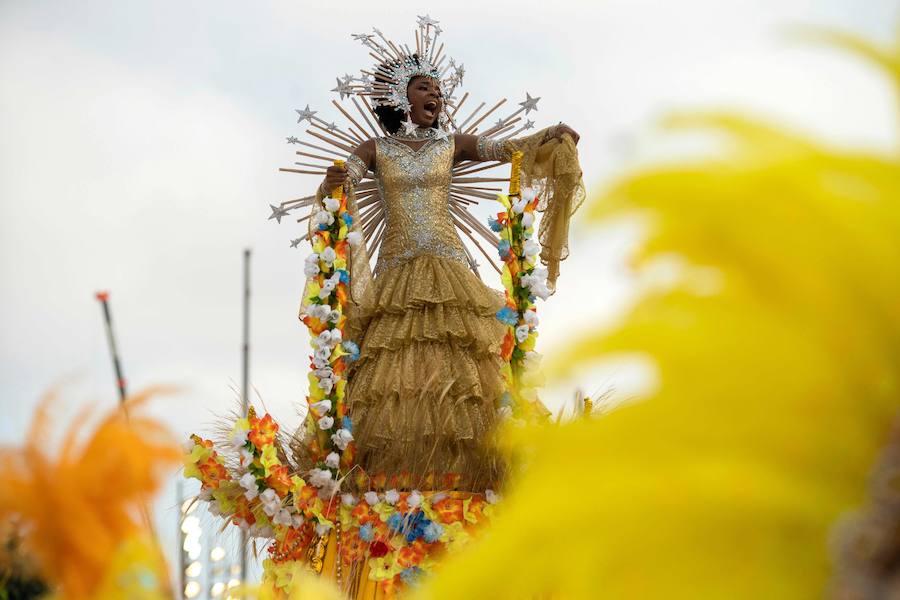 Mendigos bailarines, un navío pirata con agua fluyendo en cascada y hasta un motero encima de un carro alegórico: los desfiles del sambódromo, en Río de Janeiro, han dado la bienvenida a uno de los carnavales más importantes del mundo. Creatividad, sensualidad y exuberancia han sido las protagonistas de unos desfiles en los que se han realizado reclamos de igualdad y justicia, así como mensajes contra el lavado de dinero y la corrupción desbordada en el país suramericano.
