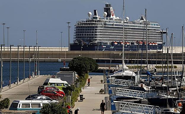 Foto de archivo del Mein Schiff 5, en la nueva terminal de Valencia