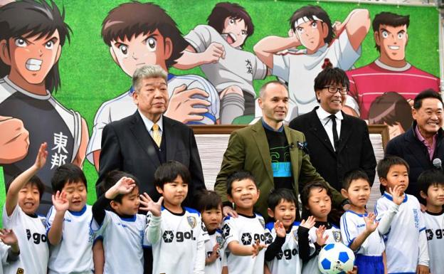 Andrés Iniesta, con Yoichi Takahashi (i), el creador de la serie.