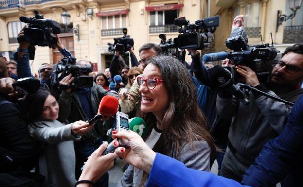 Mónica Oltra, antes de acceder al Palau de la Generalitat para reunirse con Ximo Puig.