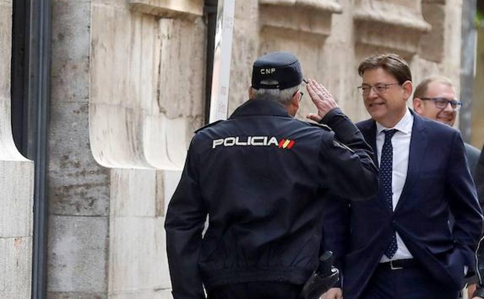 El presidente Ximo Puig llega al Palau de la Generalitat esta mañana. 