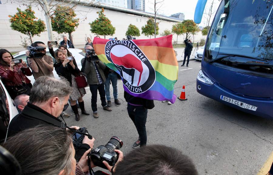 Fotos: Autobús de HazteOir detenido en Valencia