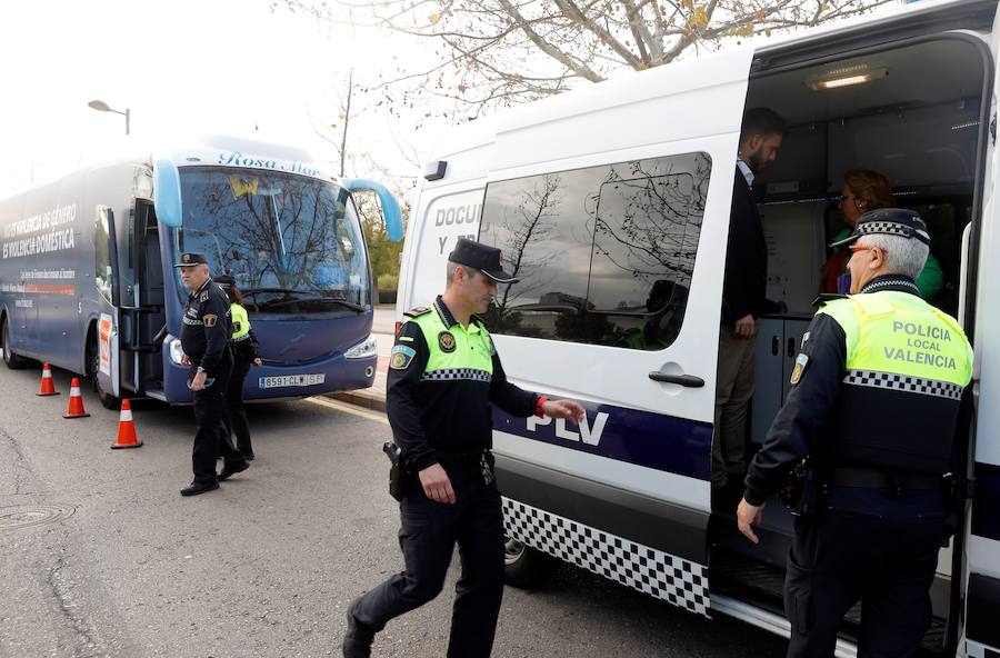 Fotos: Autobús de HazteOir detenido en Valencia