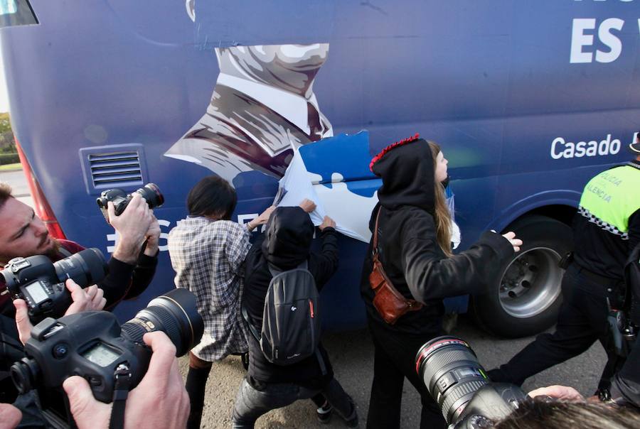 Fotos: Autobús de HazteOir detenido en Valencia