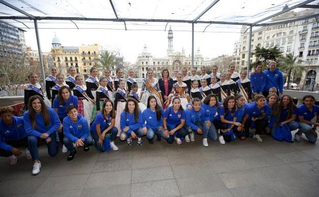  Fútbol. Las falleras mayores de Valencia y sus cortes con las jugadoras del Valencia CF. 