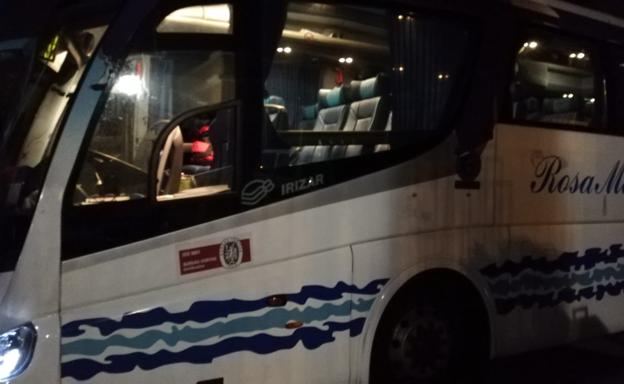 El autobús salió ya de noche de las dependencias policiales sin ninguno de los vinilos adheridos a la carrocería. 