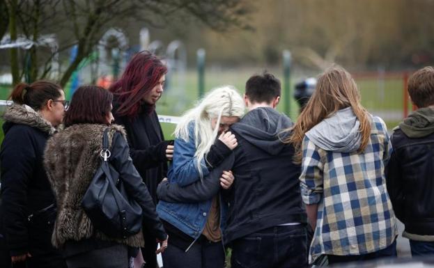 Unos jovenes rinden homenaje en el lugar donde fue asesinada el sábado en Londres Jodie Chesney, de 17 años.