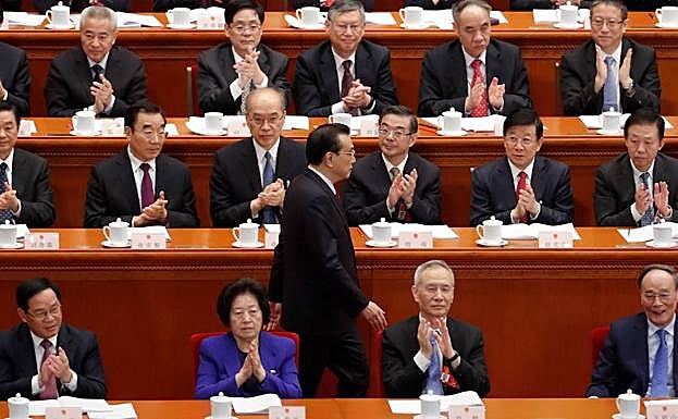 Los miembros de la asamblea aplauden al primer ministro.