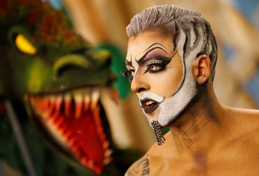 El Carnaval de Las Palmas de Gran Canaria eligió la noche del lunes a su Drag Queen 2019. El reconocimiento recayó en Drag Chuchi, que se presentó ante las 6.000 personas que llenaban el parque de Santa Catalina como un dios hindú en tránsito hacia Río de Janeiro. Y lo hizo con la fantasía «Repite mi nombre», un especáculo con una puesta de escena acrobática y sobrecogedora. El músico brasileño Carlinhos Brown fue el encargado de prender la mecha a la gran gala de unas fiestas que este año se inspiran en Río de Janeiro.