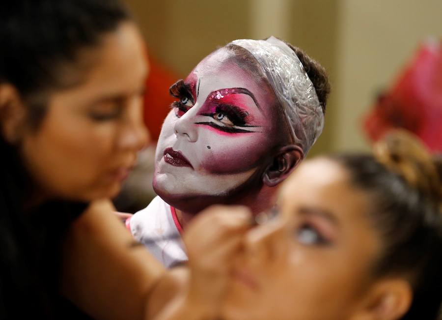 El Carnaval de Las Palmas de Gran Canaria eligió la noche del lunes a su Drag Queen 2019. El reconocimiento recayó en Drag Chuchi, que se presentó ante las 6.000 personas que llenaban el parque de Santa Catalina como un dios hindú en tránsito hacia Río de Janeiro. Y lo hizo con la fantasía «Repite mi nombre», un especáculo con una puesta de escena acrobática y sobrecogedora. El músico brasileño Carlinhos Brown fue el encargado de prender la mecha a la gran gala de unas fiestas que este año se inspiran en Río de Janeiro.