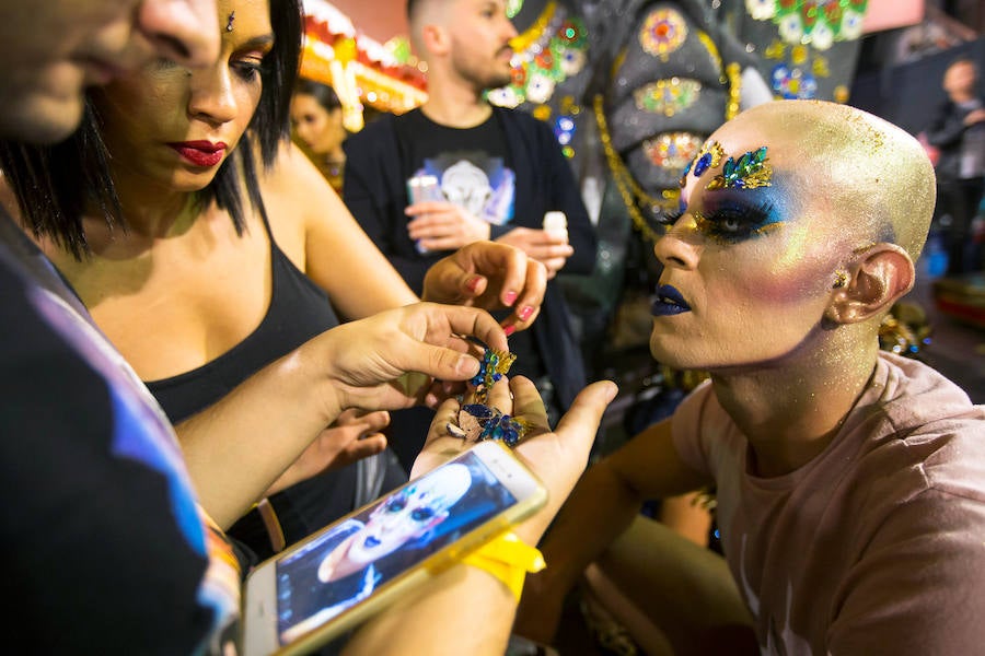 El Carnaval de Las Palmas de Gran Canaria eligió la noche del lunes a su Drag Queen 2019. El reconocimiento recayó en Drag Chuchi, que se presentó ante las 6.000 personas que llenaban el parque de Santa Catalina como un dios hindú en tránsito hacia Río de Janeiro. Y lo hizo con la fantasía «Repite mi nombre», un especáculo con una puesta de escena acrobática y sobrecogedora. El músico brasileño Carlinhos Brown fue el encargado de prender la mecha a la gran gala de unas fiestas que este año se inspiran en Río de Janeiro.