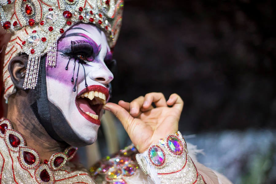 El Carnaval de Las Palmas de Gran Canaria eligió la noche del lunes a su Drag Queen 2019. El reconocimiento recayó en Drag Chuchi, que se presentó ante las 6.000 personas que llenaban el parque de Santa Catalina como un dios hindú en tránsito hacia Río de Janeiro. Y lo hizo con la fantasía «Repite mi nombre», un especáculo con una puesta de escena acrobática y sobrecogedora. El músico brasileño Carlinhos Brown fue el encargado de prender la mecha a la gran gala de unas fiestas que este año se inspiran en Río de Janeiro.