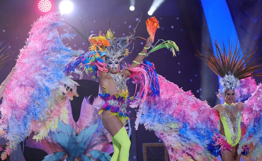 El Carnaval de Las Palmas de Gran Canaria eligió la noche del lunes a su Drag Queen 2019. El reconocimiento recayó en Drag Chuchi, que se presentó ante las 6.000 personas que llenaban el parque de Santa Catalina como un dios hindú en tránsito hacia Río de Janeiro. Y lo hizo con la fantasía «Repite mi nombre», un especáculo con una puesta de escena acrobática y sobrecogedora. El músico brasileño Carlinhos Brown fue el encargado de prender la mecha a la gran gala de unas fiestas que este año se inspiran en Río de Janeiro.