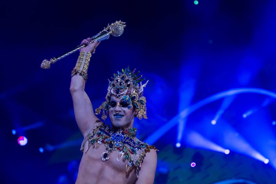 El Carnaval de Las Palmas de Gran Canaria eligió la noche del lunes a su Drag Queen 2019. El reconocimiento recayó en Drag Chuchi, que se presentó ante las 6.000 personas que llenaban el parque de Santa Catalina como un dios hindú en tránsito hacia Río de Janeiro. Y lo hizo con la fantasía «Repite mi nombre», un especáculo con una puesta de escena acrobática y sobrecogedora. El músico brasileño Carlinhos Brown fue el encargado de prender la mecha a la gran gala de unas fiestas que este año se inspiran en Río de Janeiro.