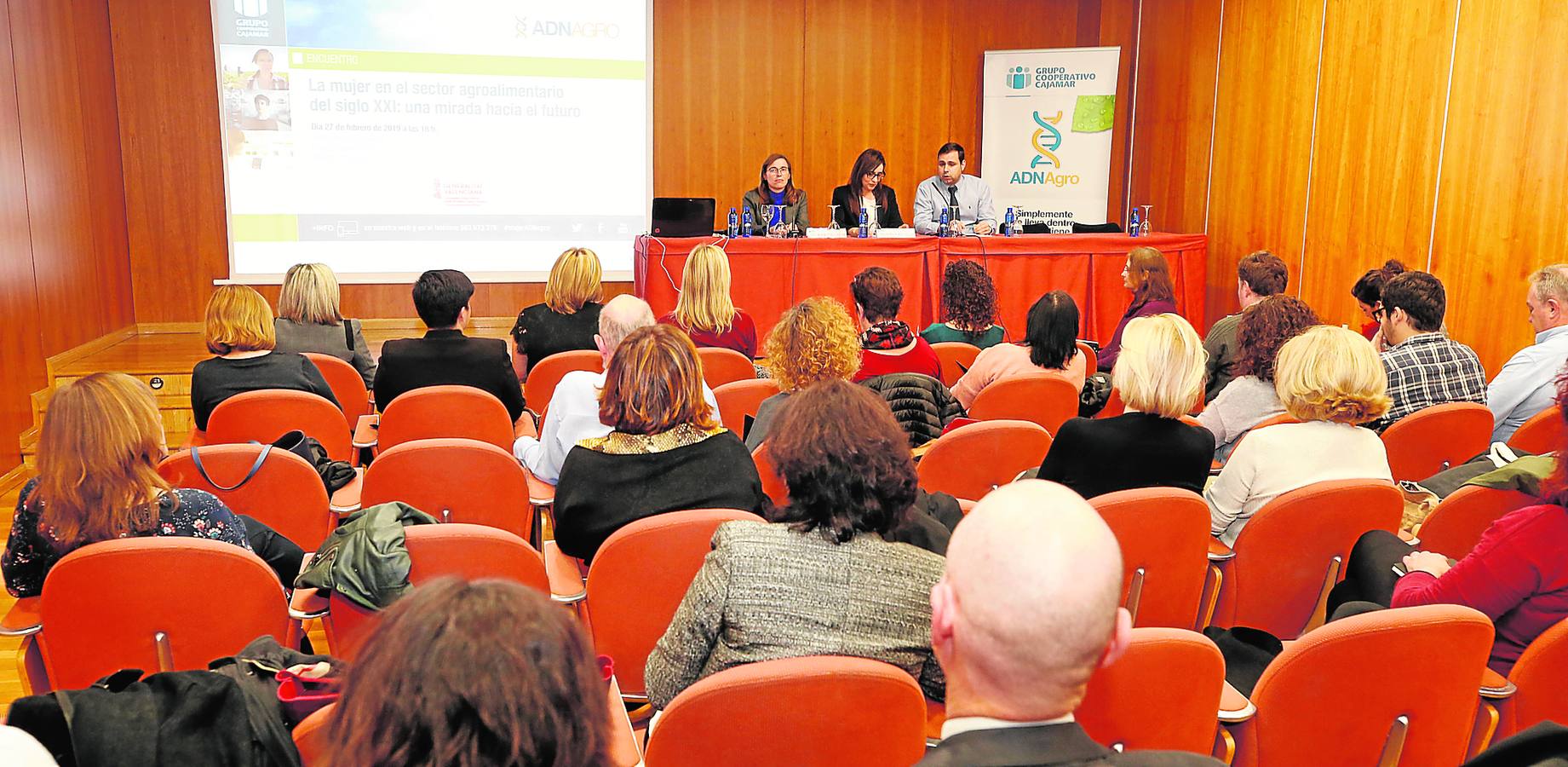 La Universitat de València acogió en el Salón de Grados de su sede de ADEIT esta jornada vespertina que congregó a un numeroso auditorio.