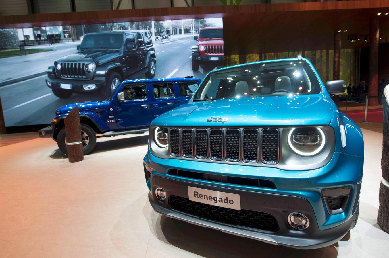 El nuevo modelo de Jeep, Renegade, en el Salón del Automóvil de Ginebra este martes, donde la marca estadounidense ha presentado las nuevas versiones híbridas enchufables del Renegade y el Compass, que llegarán próximamente al mercado europeo. 