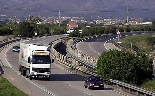 Un camión circulando por la A-7.