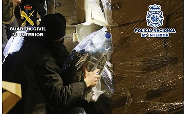 Desarticuladas dos activas redes que enviaban marihuana de Alicante a Europa en pallets de zapatos con GPS