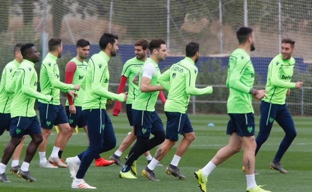 El jugador del Levante UD durante el entrenamiento de esta mañana con sus compañeros. 