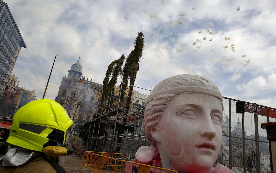 Las primeras piezas del monumento de Latorre y Sanz para la falla municipal ya asoman en la plaza del Ayuntamiento. La cabeza de la figura central es una mujer de belleza clásica con un rostro y curvaturas del peinado realizados con miles de pieza de vareta. Los valencianos PichiAvo han trabajado con los artistas falleros para la concepción de la falla.