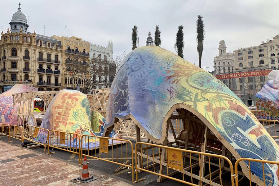 Las primeras piezas del monumento de Latorre y Sanz para la falla municipal ya asoman en la plaza del Ayuntamiento. La cabeza de la figura central es una mujer de belleza clásica con un rostro y curvaturas del peinado realizados con miles de pieza de vareta. Los valencianos PichiAvo han trabajado con los artistas falleros para la concepción de la falla.