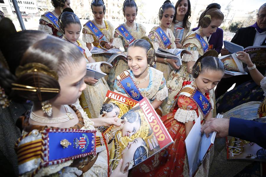 Fotos: Las falleras mayores de Valencia reciben el suplemento de Fallas de LAS PROVINCIAS