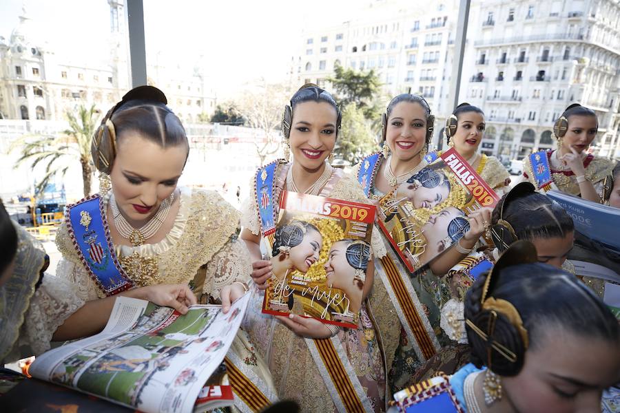 Fotos: Las falleras mayores de Valencia reciben el suplemento de Fallas de LAS PROVINCIAS