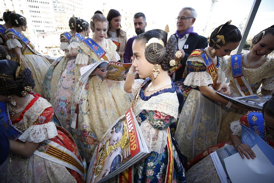 Fotos: Las falleras mayores de Valencia reciben el suplemento de Fallas de LAS PROVINCIAS