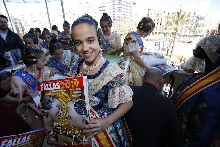 Fotos: Las falleras mayores de Valencia reciben el suplemento de Fallas de LAS PROVINCIAS