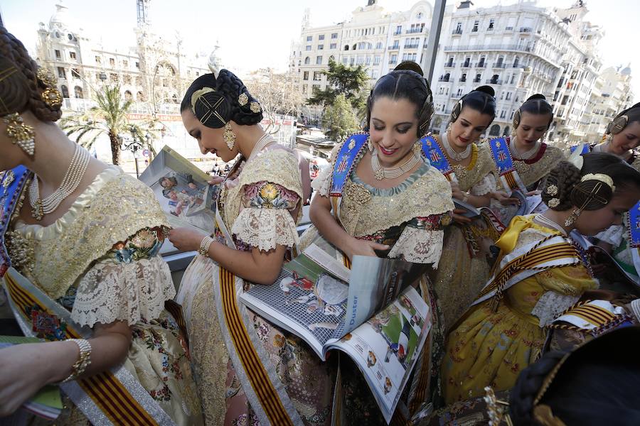 Fotos: Las falleras mayores de Valencia reciben el suplemento de Fallas de LAS PROVINCIAS