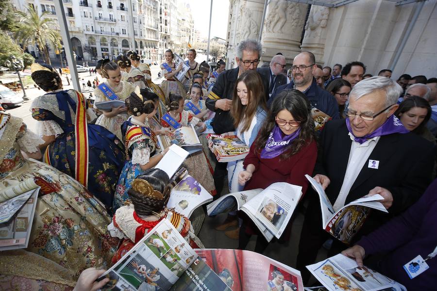 Fotos: Las falleras mayores de Valencia reciben el suplemento de Fallas de LAS PROVINCIAS