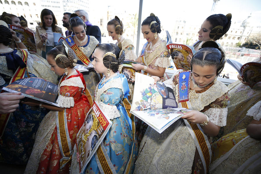 Fotos: Las falleras mayores de Valencia reciben el suplemento de Fallas de LAS PROVINCIAS