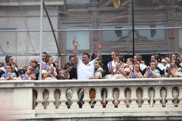 Pedro Alonso saluda al público, ayer. 