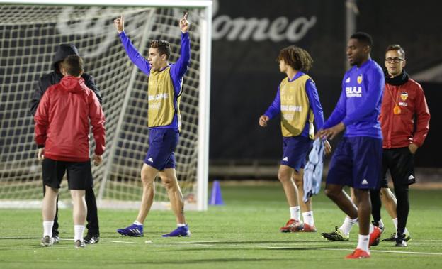 Gabriel Paulista, con los brazos en alto en la sesión previa al choque europeo. 