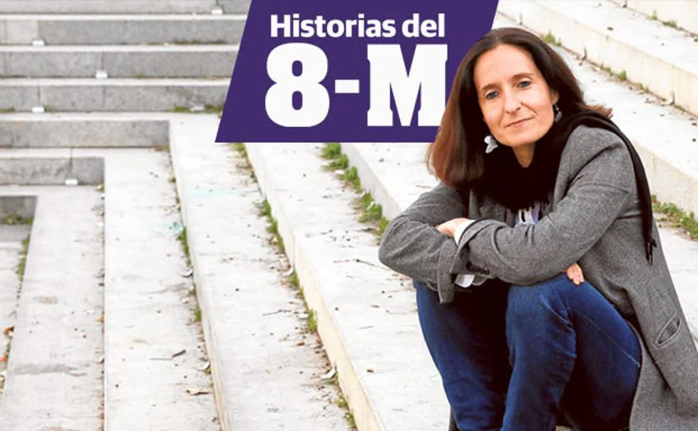 La expiloto militar y entrenadora de fútbol Lorena Campos, sentada en una escalinata junto al MuVIM. 