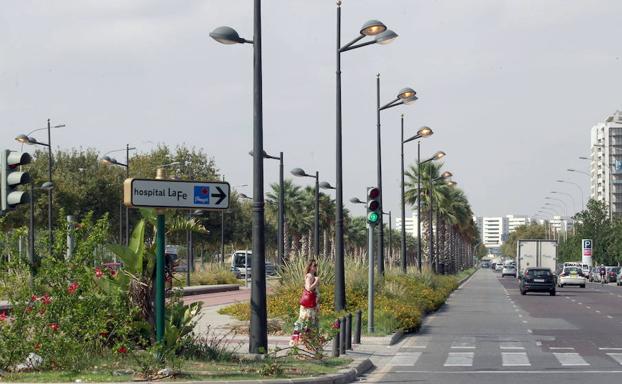 Un tramo del bulevar sur, a la altura del centro comercial El Saler, próximo a la zona del atropello.