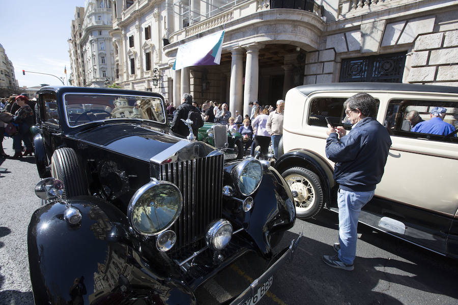 Valencia ha acogido este viernes la tradicional Ronda Fallera Cotxes de l'Antigor, la concentración de coches antiguos e históricos que recorre la ciudad al inicio de las fiestas falleras. La concentración de coches ha tenido lugar en la Plaza del Ayuntamiento, desde donde han iniciado un recorrido por las calles del centro de la ciudad. Las falleras mayores de Valencia, Sara Larrazábal y Marina Civera, y sus cortes de honor, junro con el concejal Pere Fuset, han acudido a la concentración.