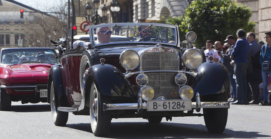 Valencia ha acogido este viernes la tradicional Ronda Fallera Cotxes de l'Antigor, la concentración de coches antiguos e históricos que recorre la ciudad al inicio de las fiestas falleras. La concentración de coches ha tenido lugar en la Plaza del Ayuntamiento, desde donde han iniciado un recorrido por las calles del centro de la ciudad. Las falleras mayores de Valencia, Sara Larrazábal y Marina Civera, y sus cortes de honor, junro con el concejal Pere Fuset, han acudido a la concentración.