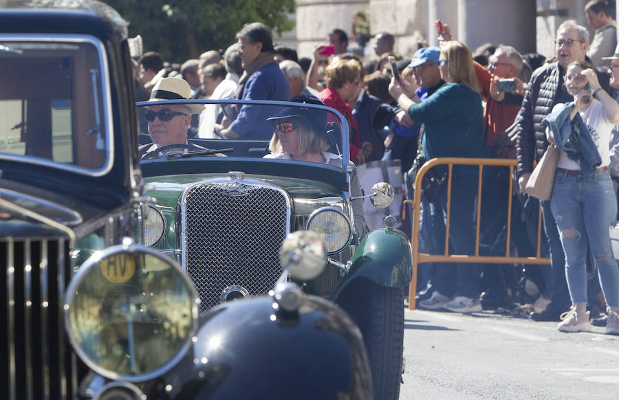 Valencia ha acogido este viernes la tradicional Ronda Fallera Cotxes de l'Antigor, la concentración de coches antiguos e históricos que recorre la ciudad al inicio de las fiestas falleras. La concentración de coches ha tenido lugar en la Plaza del Ayuntamiento, desde donde han iniciado un recorrido por las calles del centro de la ciudad. Las falleras mayores de Valencia, Sara Larrazábal y Marina Civera, y sus cortes de honor, junro con el concejal Pere Fuset, han acudido a la concentración.