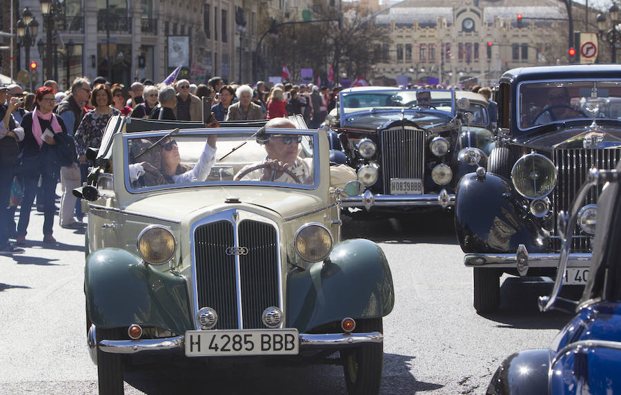 Valencia ha acogido este viernes la tradicional Ronda Fallera Cotxes de l'Antigor, la concentración de coches antiguos e históricos que recorre la ciudad al inicio de las fiestas falleras. La concentración de coches ha tenido lugar en la Plaza del Ayuntamiento, desde donde han iniciado un recorrido por las calles del centro de la ciudad. Las falleras mayores de Valencia, Sara Larrazábal y Marina Civera, y sus cortes de honor, junro con el concejal Pere Fuset, han acudido a la concentración.