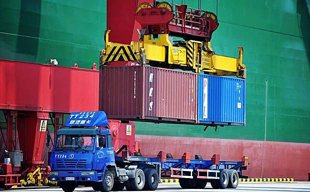 Transporte de contenedores en el puerto de Qingdao, China.